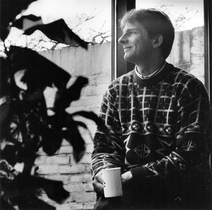 350999 Portret van Guido Engelsma die een pension wil beginnen voor mensen met een smalle portemonnee in het voormalige ...